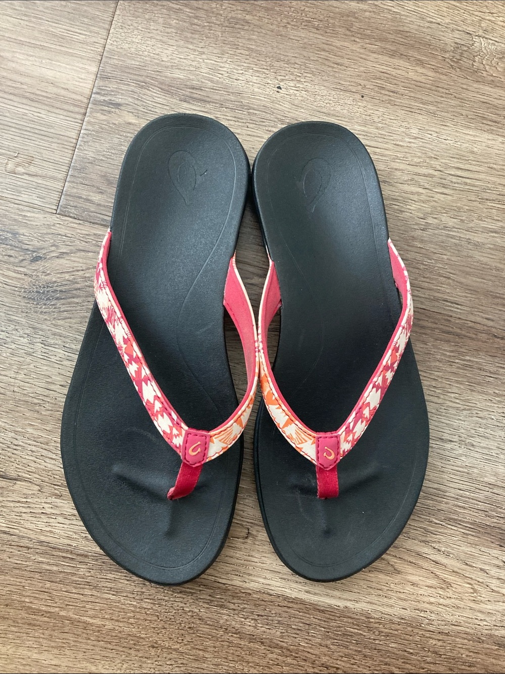 OluKai Flip Flops Pink/Coral Pattern Sandals Sz 8